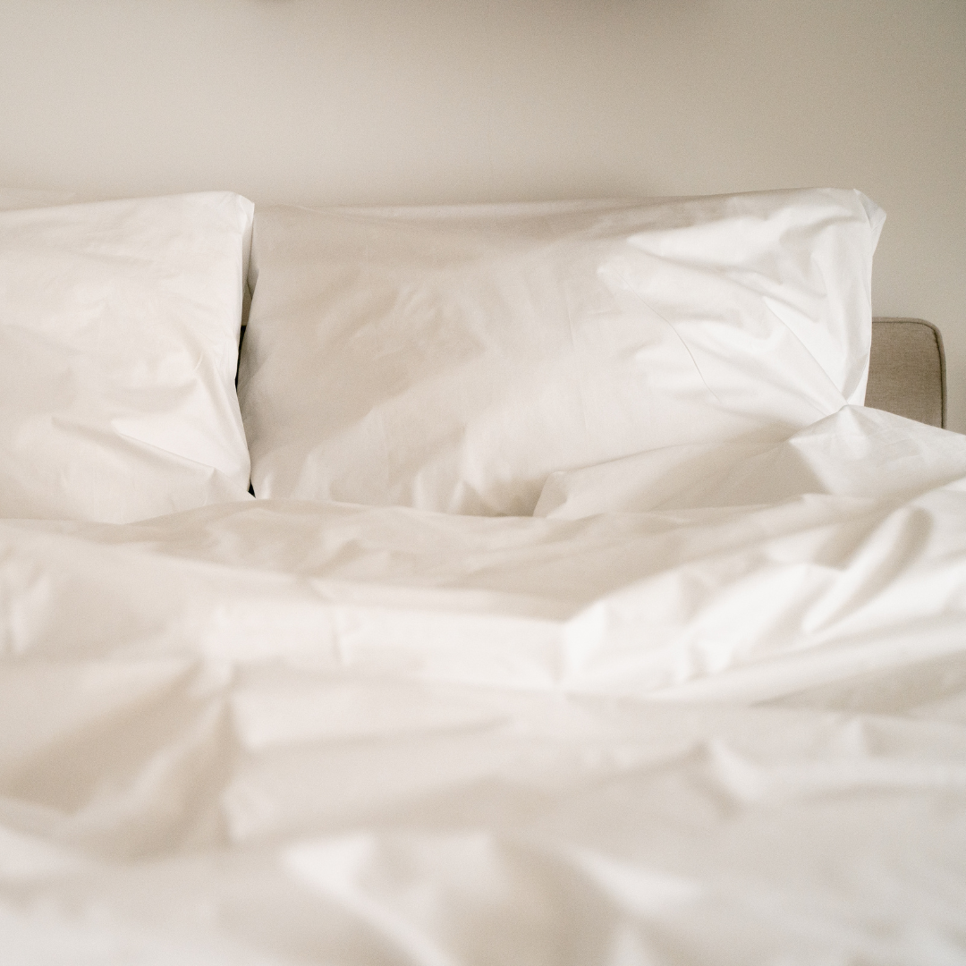 Weiße Perkal-Bettwäsche für ein modernes Schlafzimmer