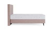 Boxspringbett Prestige von Bruno – in Glory Blush, Vertica-Kopfteil, Füße aus Espresso-Buche