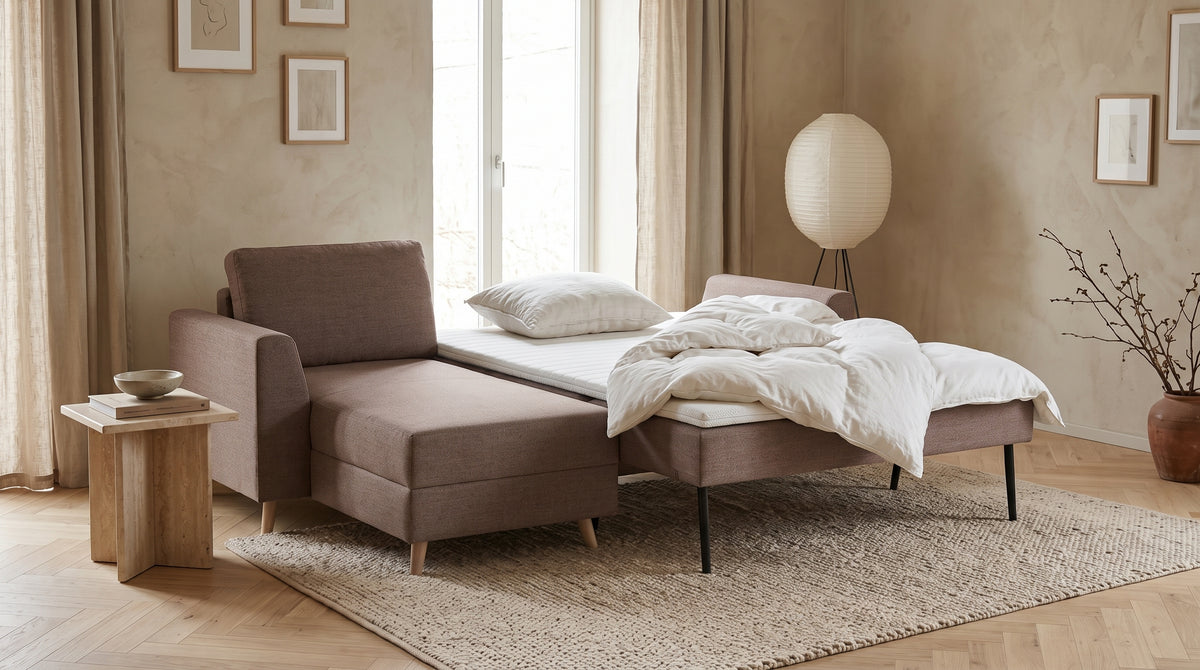 Ecksofa mit Klassik Armlehnen in Braun mit Topper und Decke 