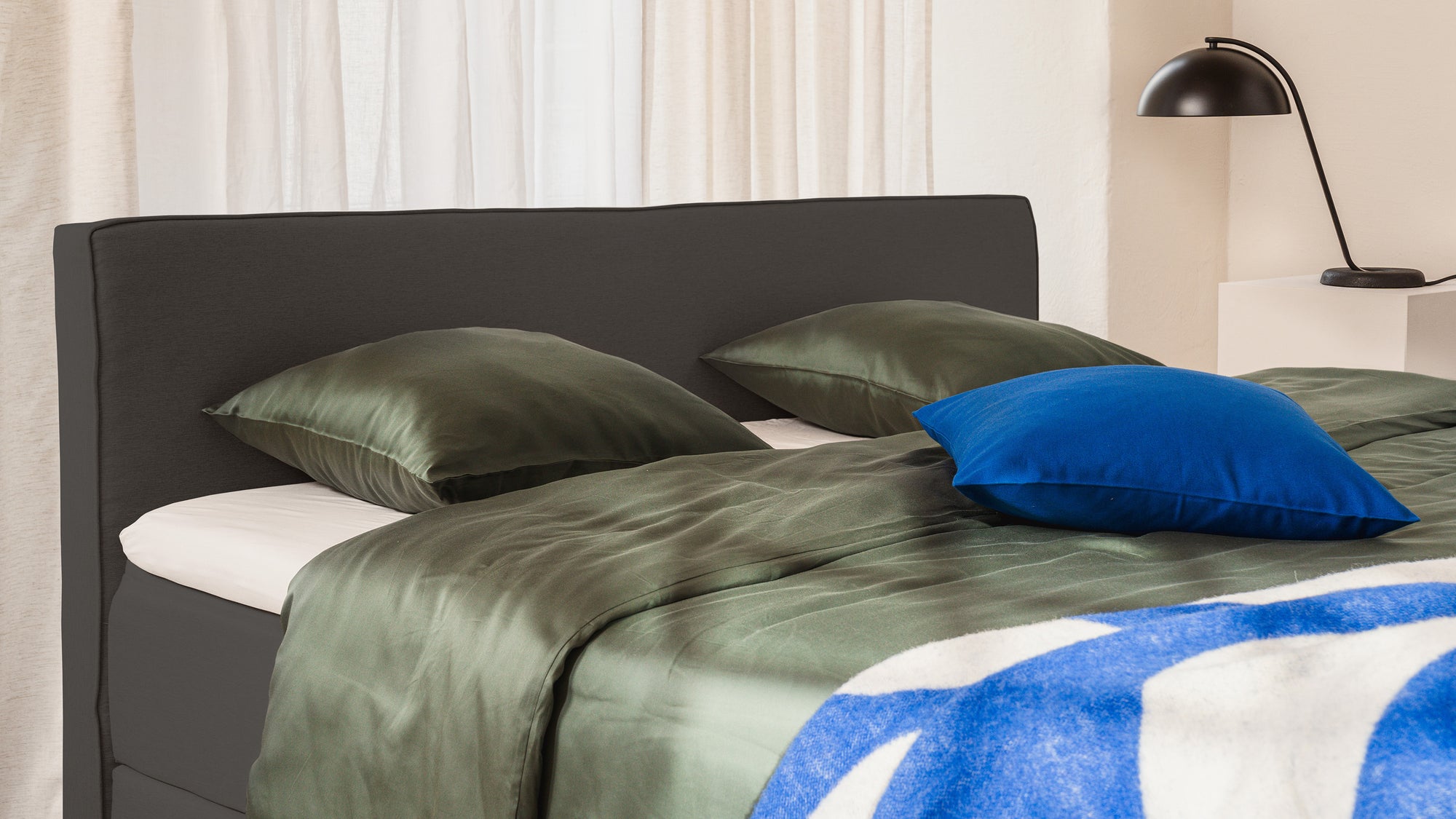 Boxspringbett Premium von Bruno – in Anthrazit, Kurz-Kopfteil, Klassik-Armlehnen