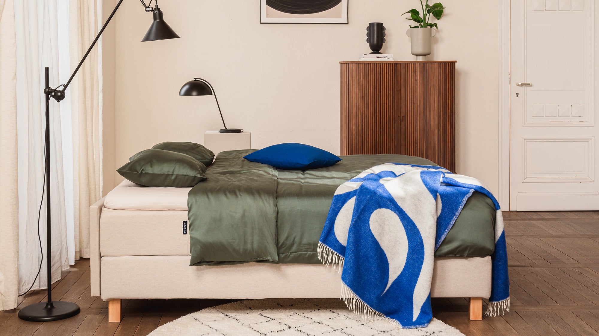 Boxspringbett Premium von Bruno – in Beige, Compact-Kopfteil, Klassik-Armlehnen