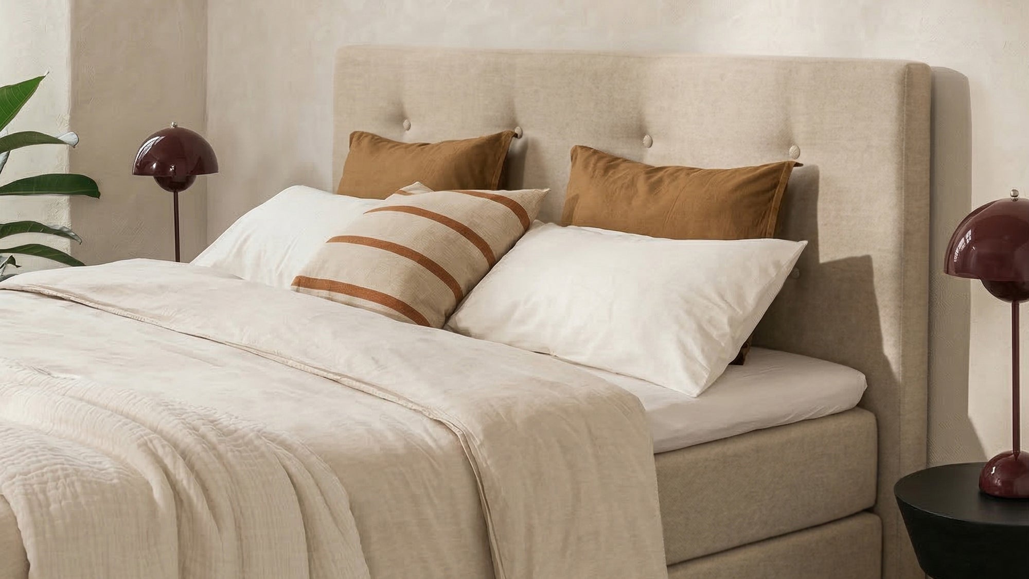 Boxspringbett Premium von Bruno – in Beige, Opus-Kopfteil, Klassik-Armlehnen