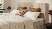Boxspringbett Premium von Bruno – in Beige, Opus-Kopfteil, Klassik-Armlehnen