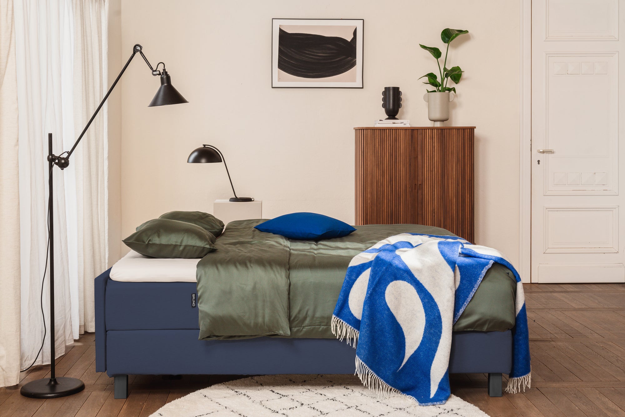 Boxspringbett Premium von Bruno – in Blau, Compact-Kopfteil, Klassik-Armlehnen