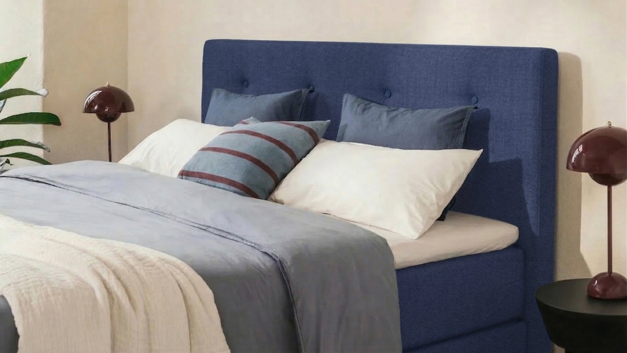 Boxspringbett Premium von Bruno – in Blau, Opus-Kopfteil, Klassik-Armlehnen