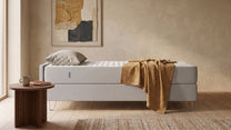 Boxspringbett Premium von Bruno – in Hellgrau, Compact-Kopfteil, Klassik-Armlehnen