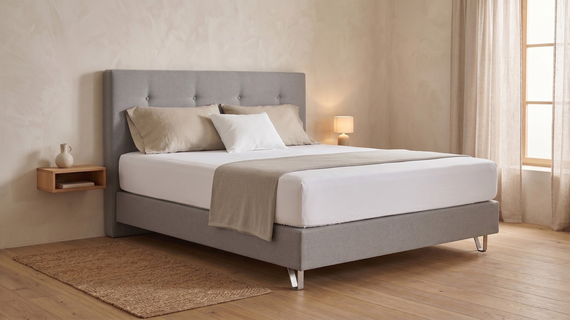 Boxspringbett Premium von Bruno – in Hellgrau, Opus-Kopfteil, Klassik-Armlehnen