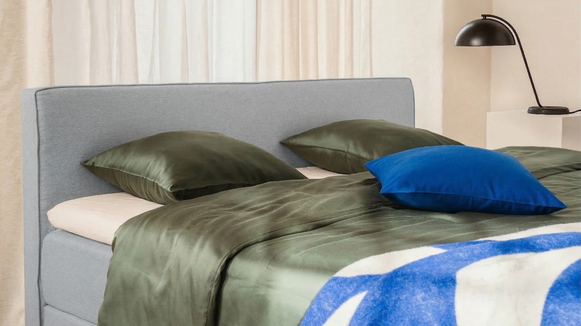 Boxspringbett Premium von Bruno – in Hellgrau, Kurz-Kopfteil, Klassik-Armlehnen