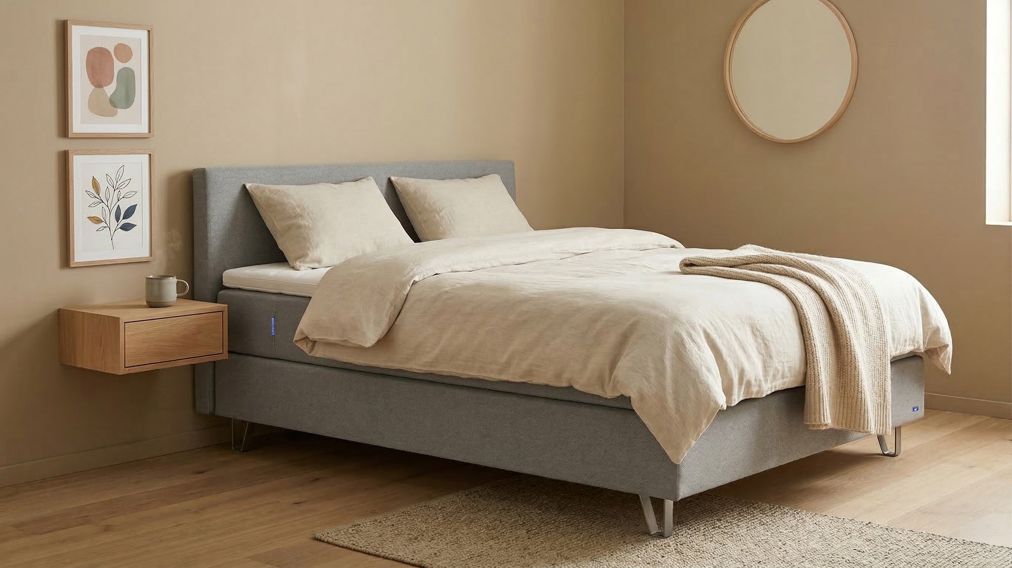 Boxspringbett Premium von Bruno – in Hellgrau, Kurz-Kopfteil, Klassik-Armlehnen