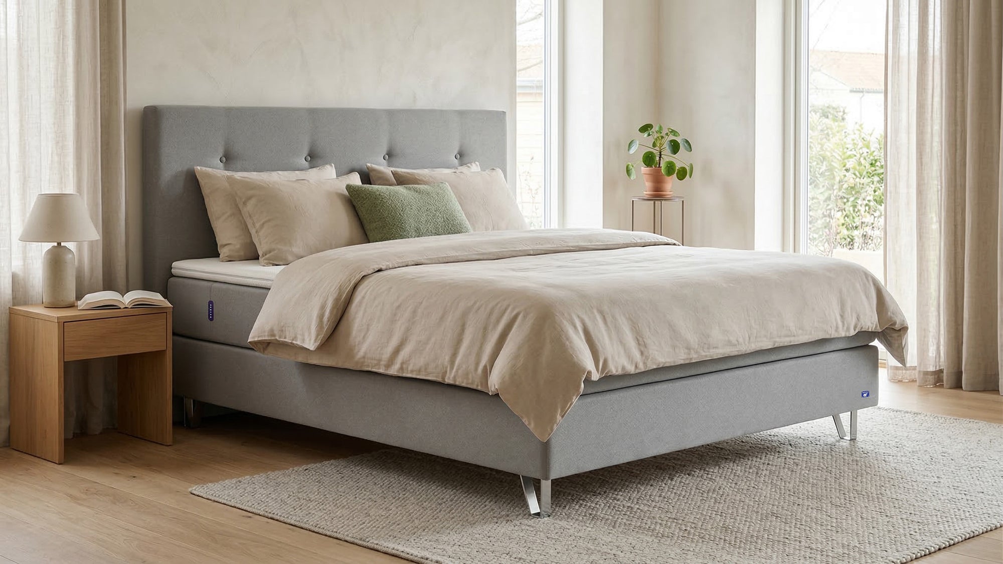 Boxspringbett Premium von Bruno – in Hellgrau, Opus-Kopfteil, Klassik-Armlehnen
