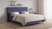 Bruno Boxspringbett mit Linea-Kopfteil, in Blau, Winkelansicht, im Wohnraum, mit Füßen aus nordischer Eiche