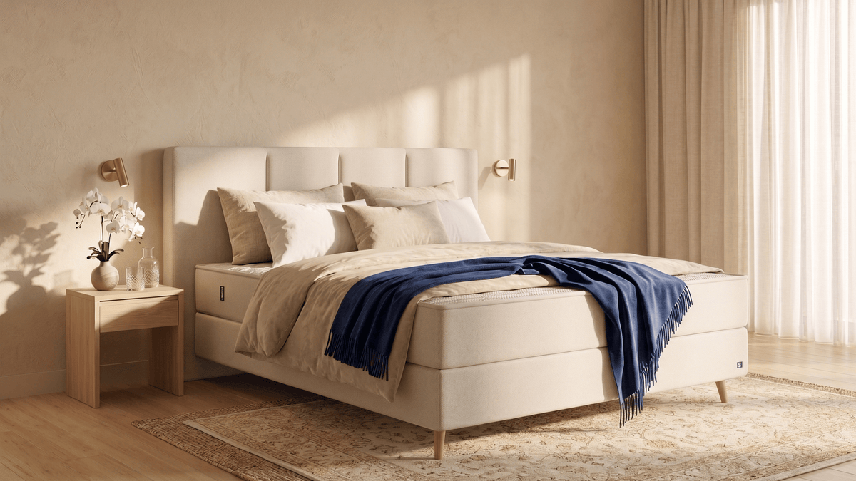 Bruno Boxspringbett mit Vertica-Kopfteil, in Beige, Winkelansicht, im Wohnraum, mit Füßen aus nordischer Eiche