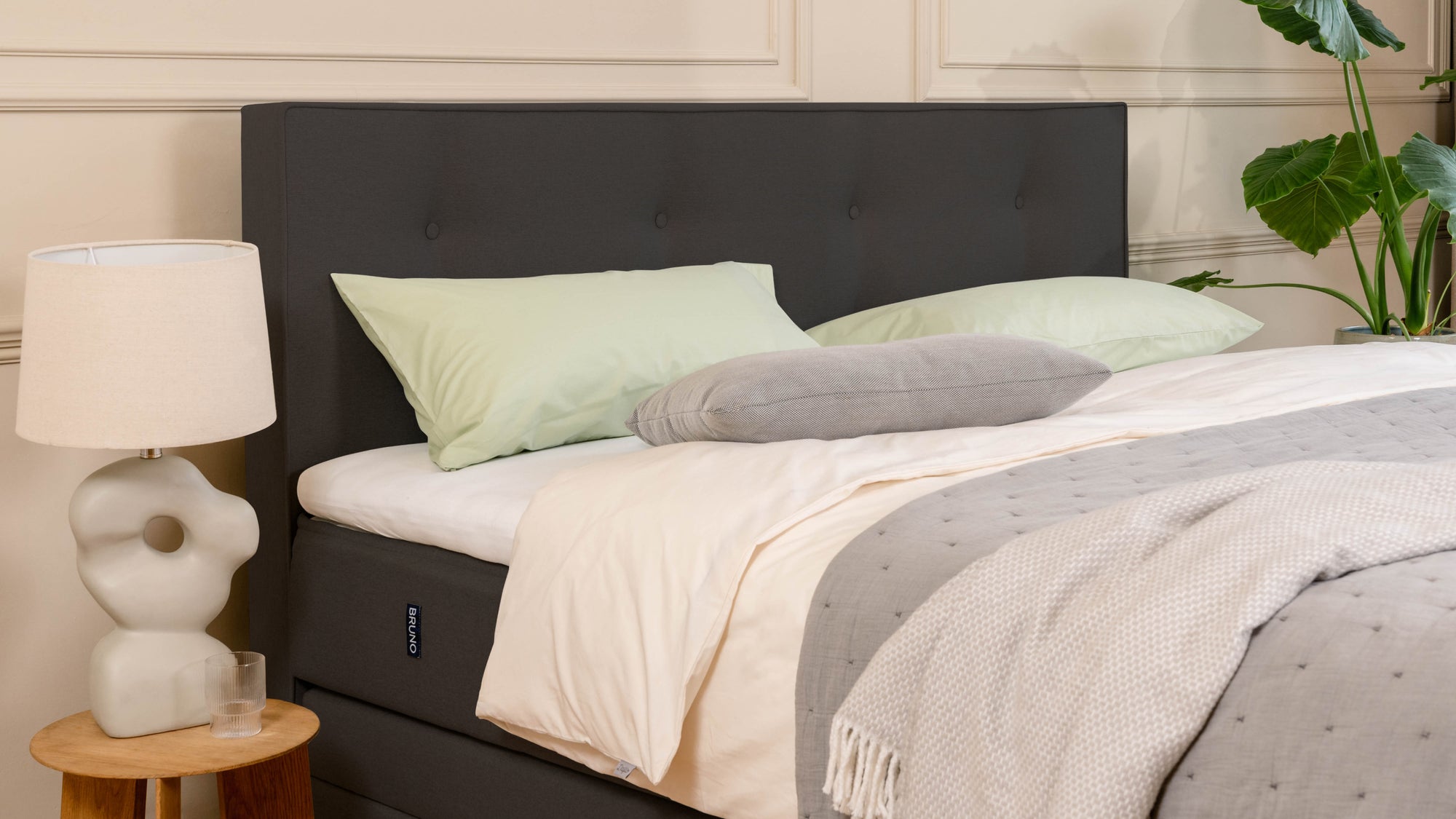 Boxspringbett Premium mit Stauraum von Bruno – in Anthrazit, Opus-Kopfteil