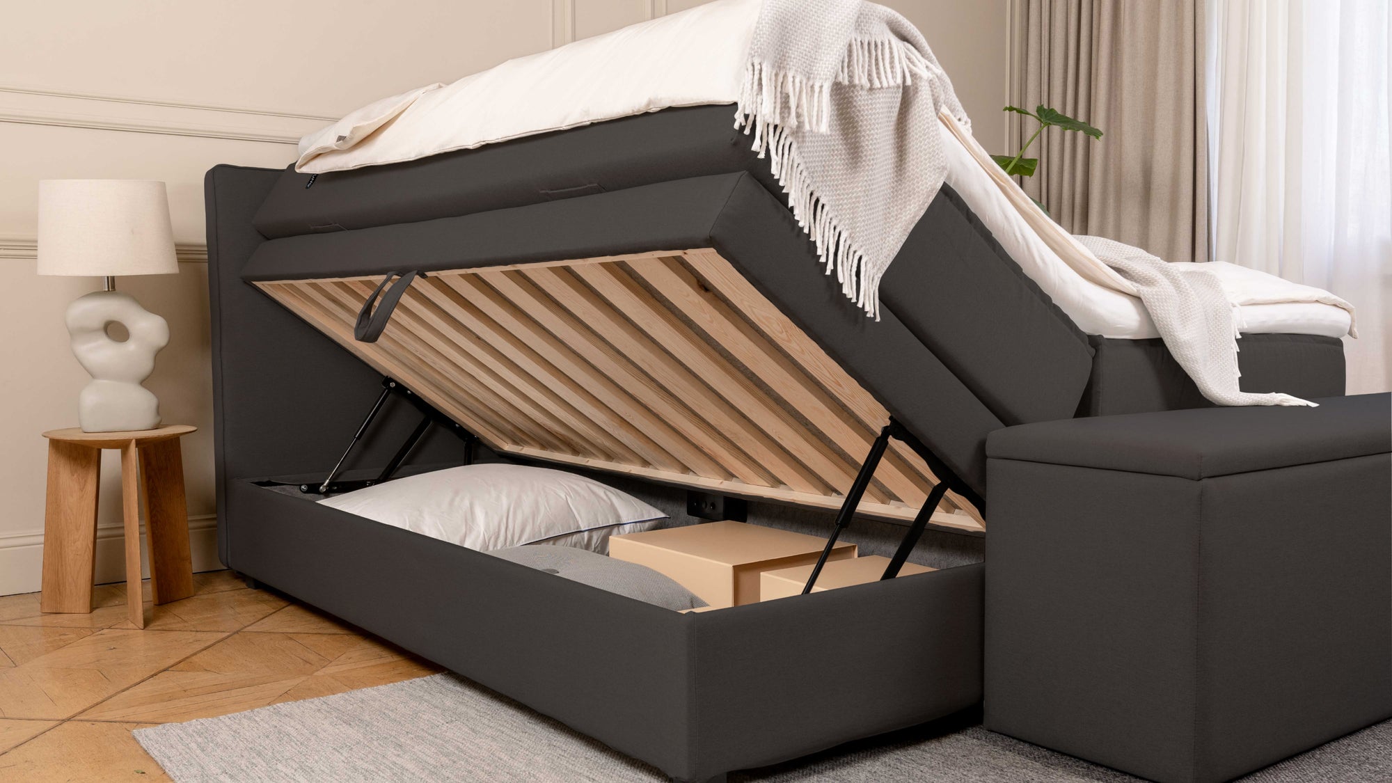 Boxspringbett Premium mit Stauraum von Bruno – in Anthrazit, Kurz-Kopfteil