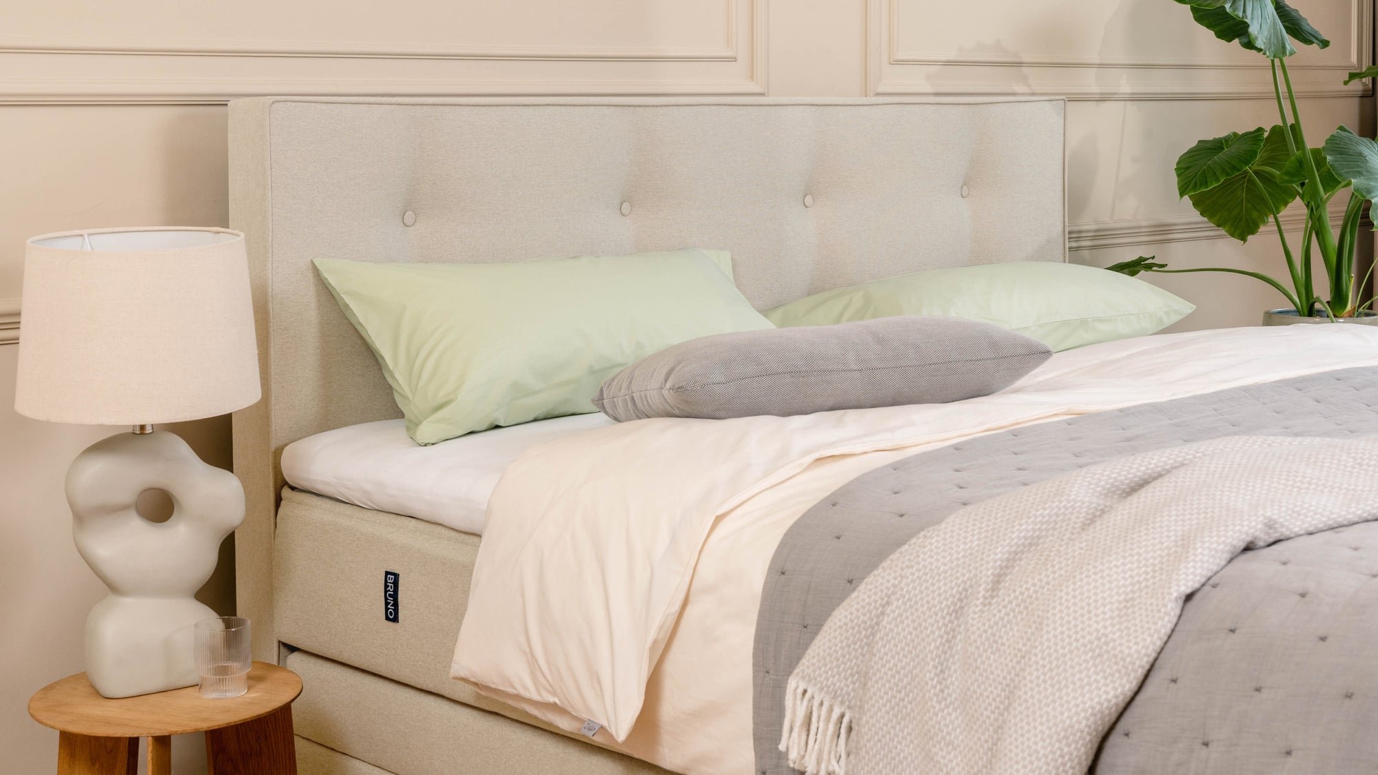 Boxspringbett Premium mit Stauraum von Bruno – in Beige, Opus-Kopfteil
