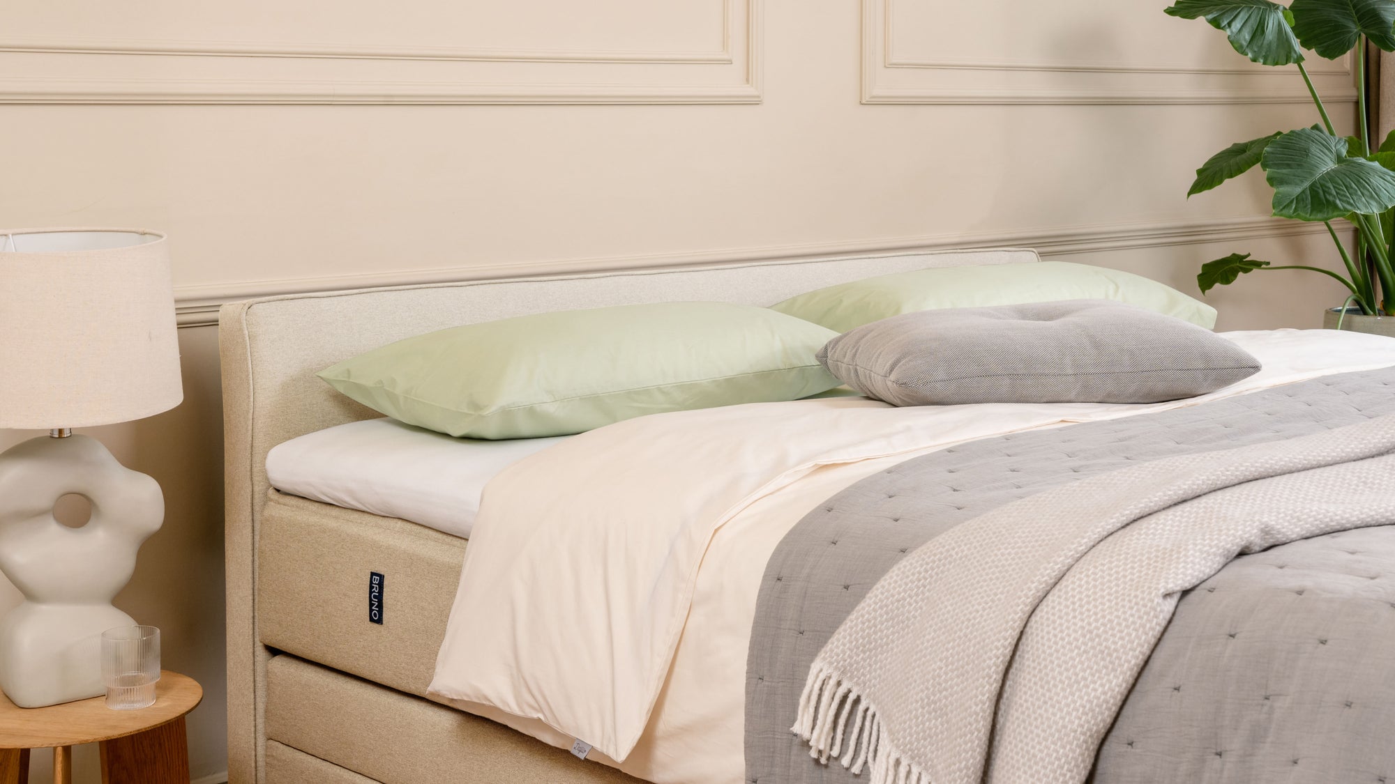 Boxspringbett Premium mit Stauraum von Bruno – in Beige, Kurz-Kopfteil