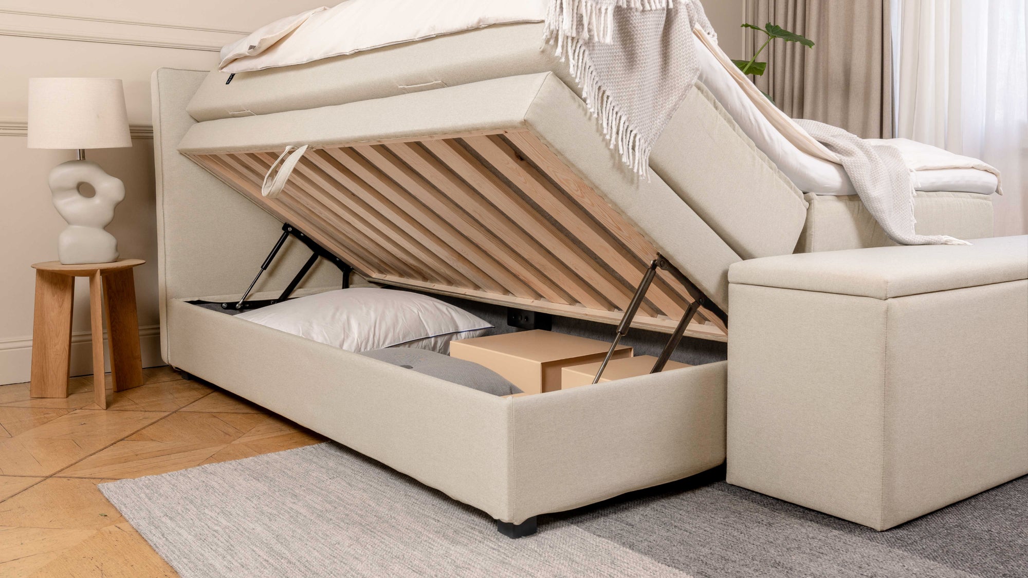 Boxspringbett Premium mit Stauraum von Bruno – in Beige, Kurz-Kopfteil