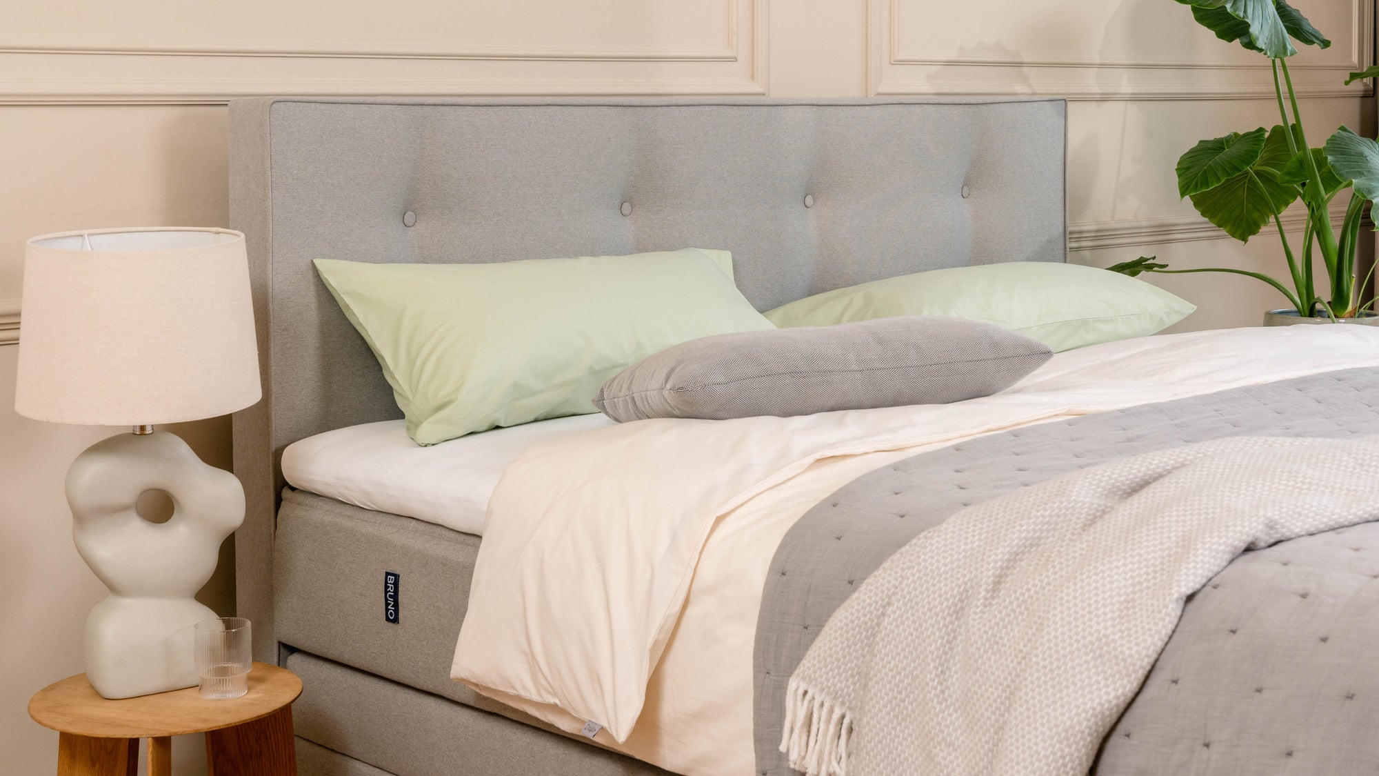Boxspringbett Premium mit Stauraum von Bruno – in Hellgrau, Opus-Kopfteil