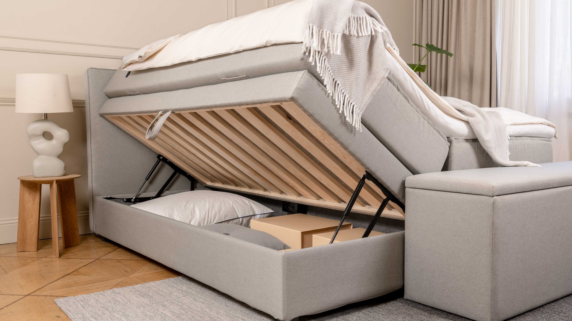 Boxspringbett Premium mit Stauraum von Bruno – in Hellgrau, Opus-Kopfteil