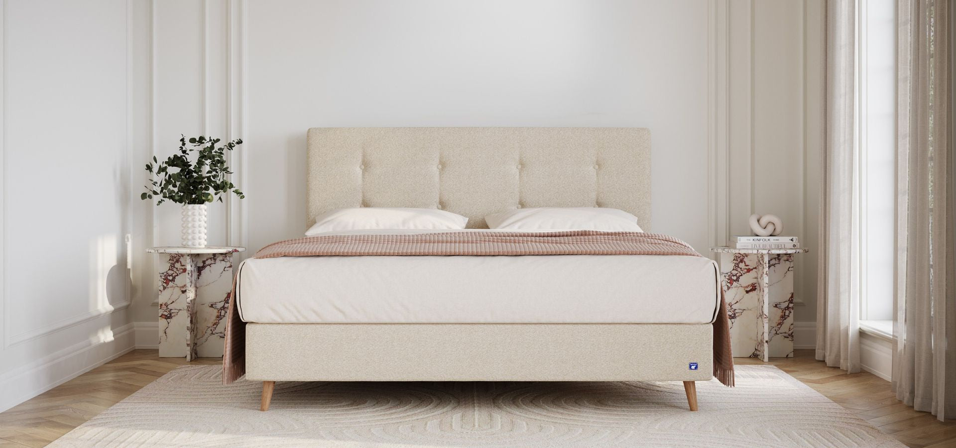 Das Bruno Boxspringbett Premium in Beige - Schlaf wie im Hotel. Jede Nacht. Handgefertigt in Europa, kostenloser Versand, 10 Jahre Garantie, 30 Tage Probeschlafen.