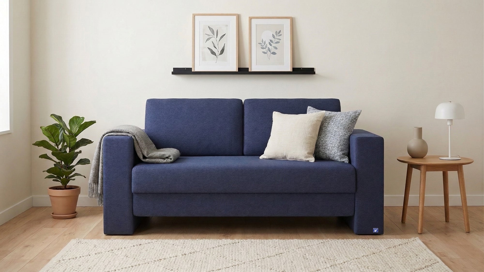 Schlafsofa von Bruno – 140 cm, in Blau, Kubus-Armlehnen