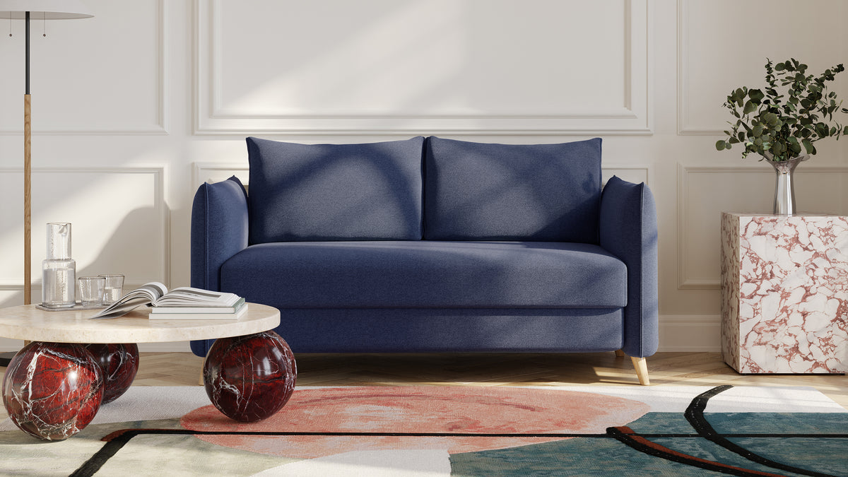 Bruno Schlafsofa 140 cm in Blau mit Pillow-Armlehnen und Holzfüßen – Produktansicht