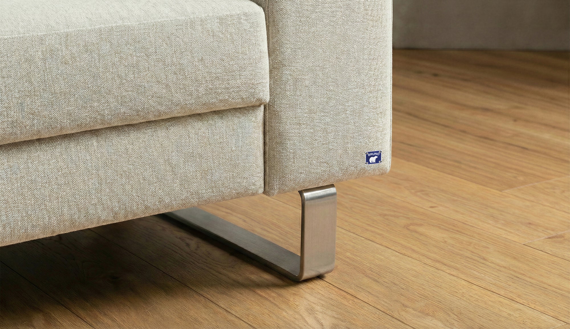 Schlafsofa von Bruno – in Beige, Klassik-Armlehnen, Metallfüße