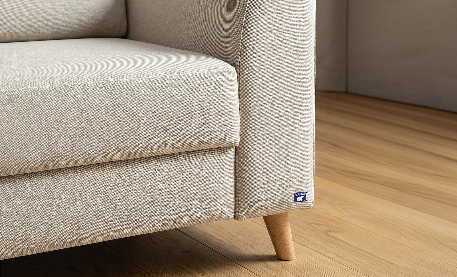 Schlafsofa von Bruno – in Beige, Klassik-Armlehnen, Holzfüße
