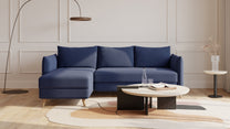 Bruno Ecksofa 140 cm in Blau mit Pillow-Armlehnen und kurzer Recamiere links – Eckansicht