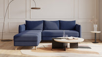 Bruno Ecksofa 140 cm in Blau mit Pillow-Armlehnen und langer Recamiere links – Eckansicht