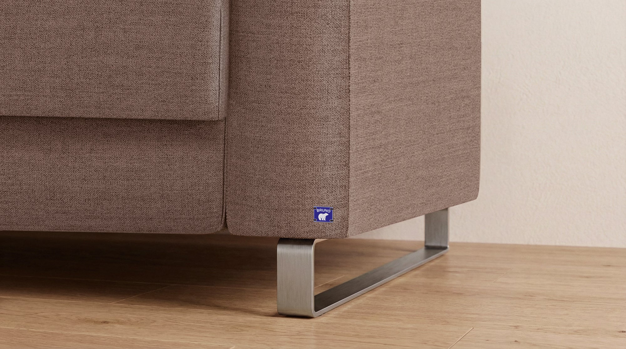 Schlafsofa von Bruno – in Braun, Klassik-Armlehnen, Metallfüße
