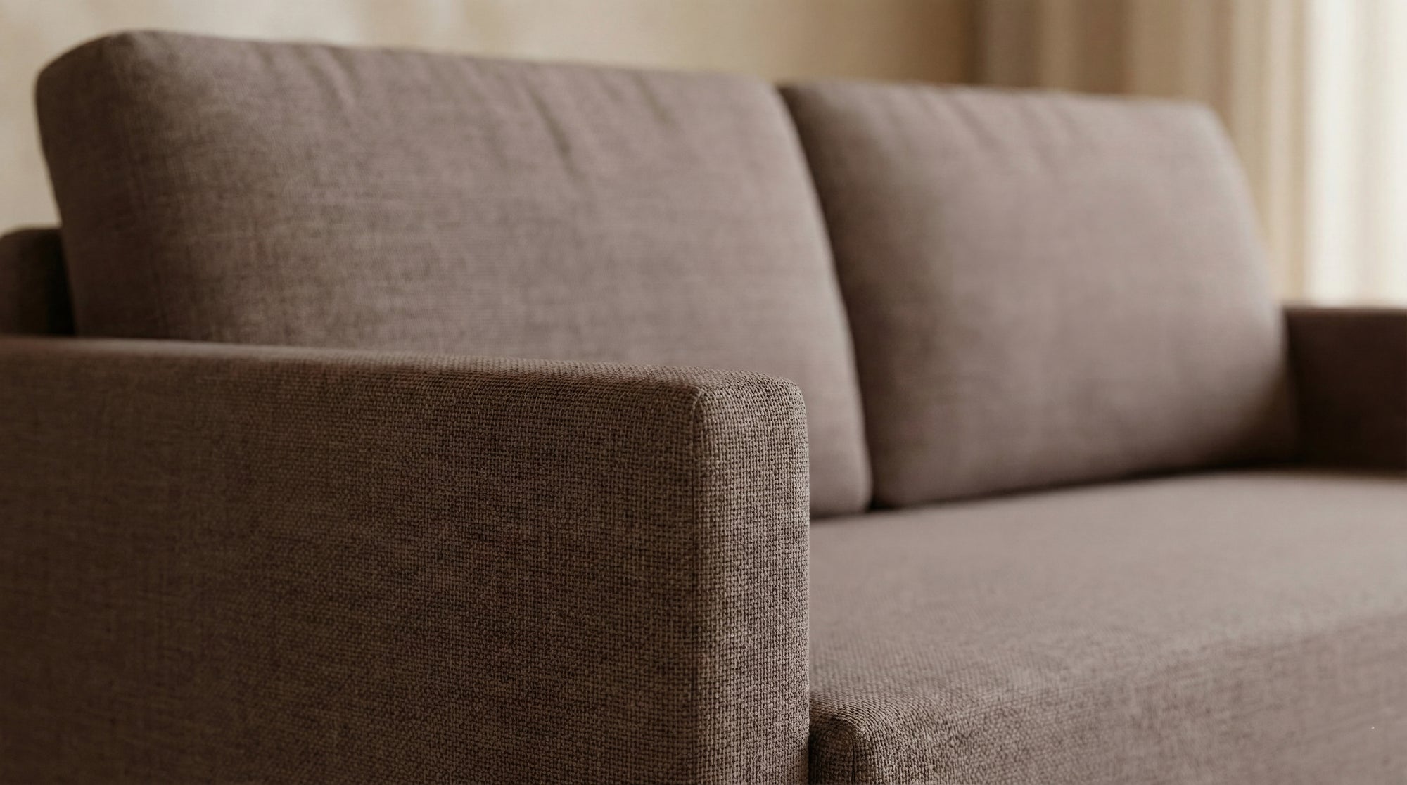 Schlafsofa von Bruno – in Braun, schmale Armlehnen