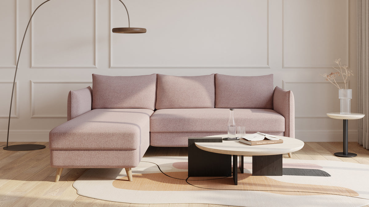 Bruno Ecksofa 140 cm in Glory Blush mit Pillow-Armlehnen und langer Recamiere links – Eckansicht
