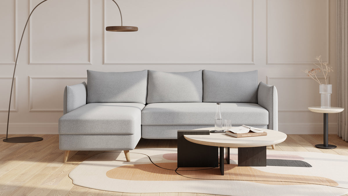 Bruno Ecksofa 140 cm in Glory Silver Grey mit Pillow-Armlehnen und kurzer Recamiere links – Eckansicht