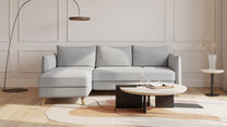 Bruno Ecksofa 140 cm in Glory Silver Grey mit Pillow-Armlehnen und kurzer Recamiere links – Eckansicht