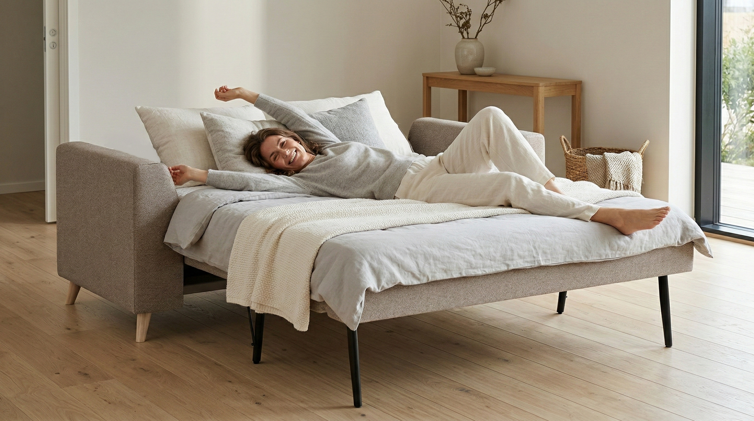 Schlafsofa von Bruno – in Glory Taupe, Klassik-Armlehnen, Holzfüße