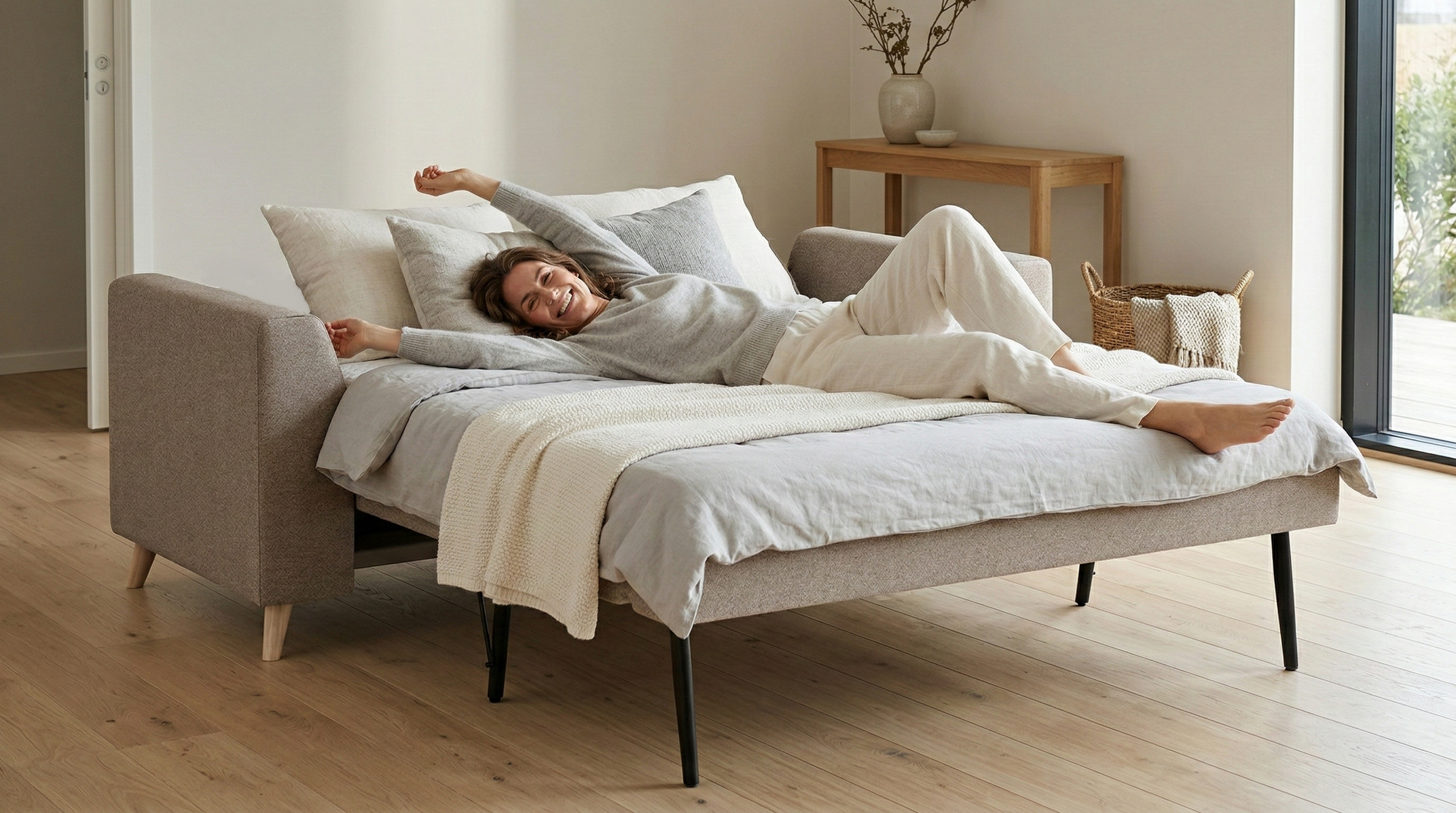 Schlafsofa von Bruno – in Glory Taupe, Klassik-Armlehnen, Holzfüße